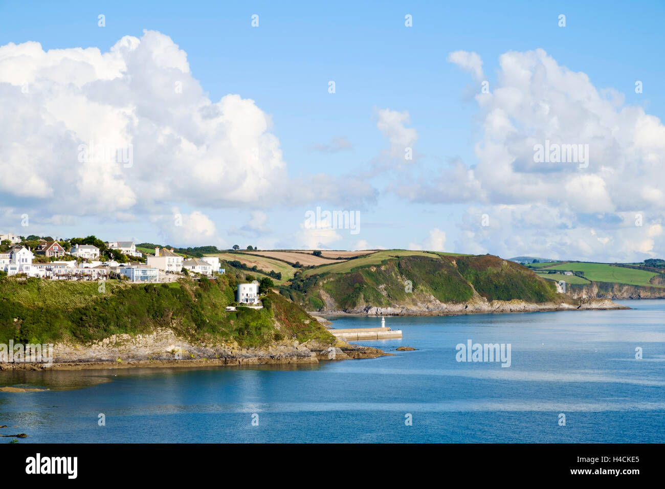 Costa del Regno Unito, dal South West Coast Path verso Mevagissey, Cornovaglia, Inghilterra Foto Stock