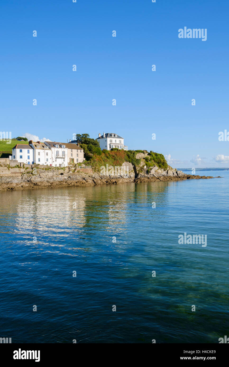 Case sulla costa costruito sulle rocce a Portmellon, Cornwall, Regno Unito Foto Stock