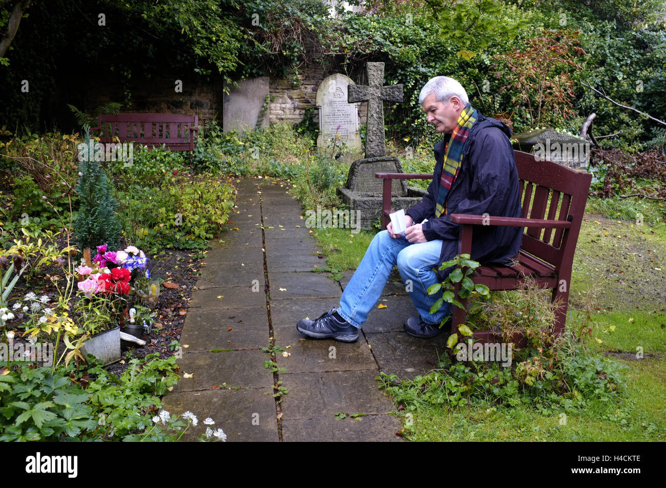 L'uomo il lutto a Graveside Foto Stock