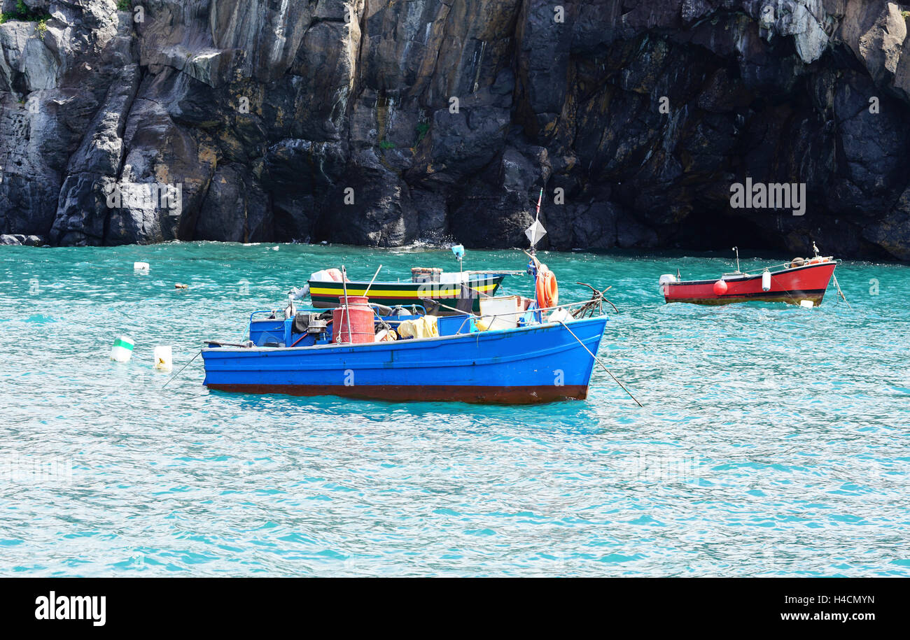 Blu, rosso, verde-giallo in legno antico barche da pesca Foto Stock