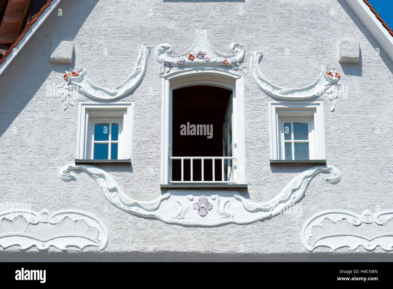 Germania, Baden-Württemberg, villaggio Pfullen, bella casa nella pila lane, con floraler arte ornamentale decorato le finestre e le porte, Foto Stock
