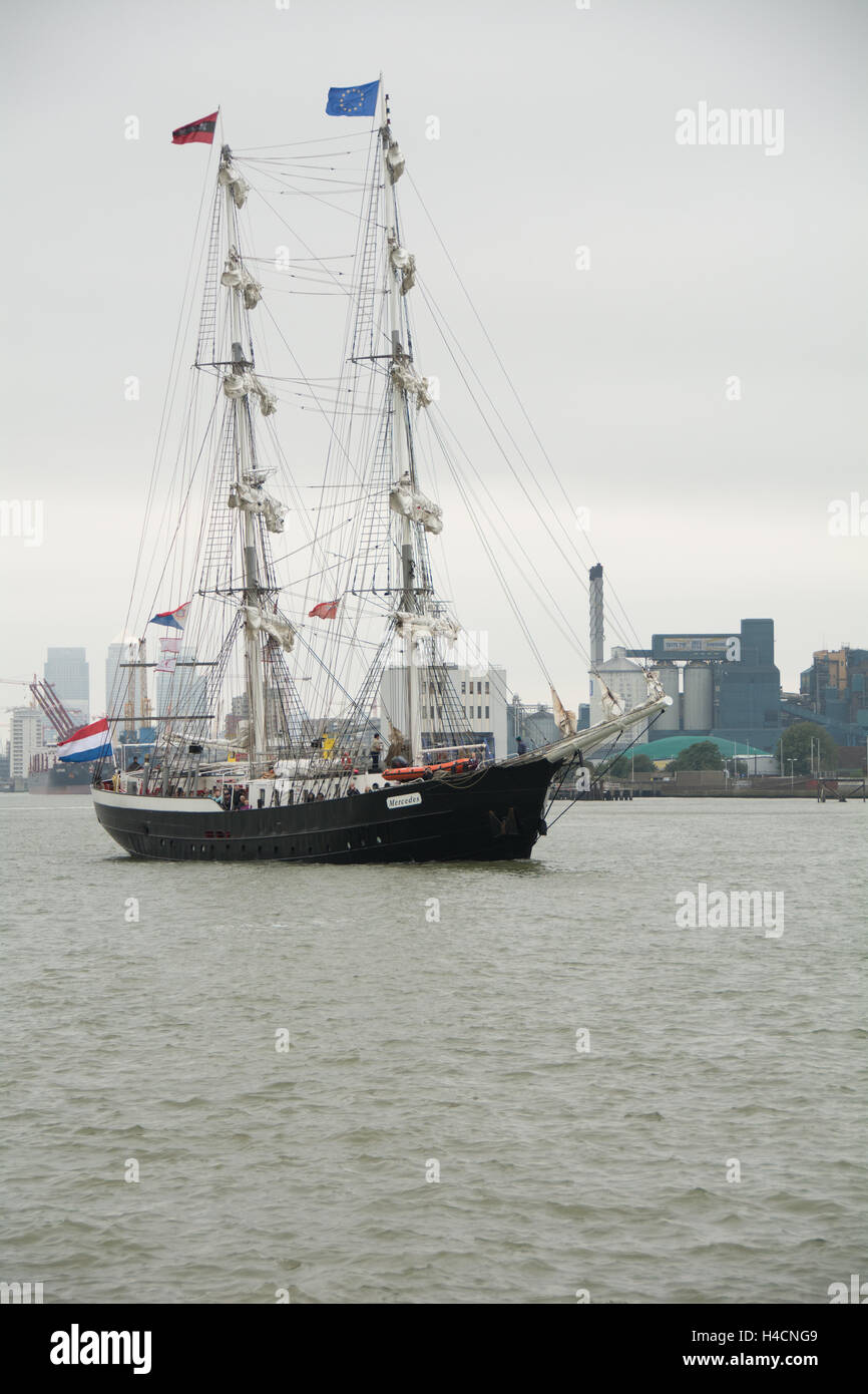 Tall navi sul fiume Tamigi a Londra, Inghilterra, Regno Unito Foto Stock