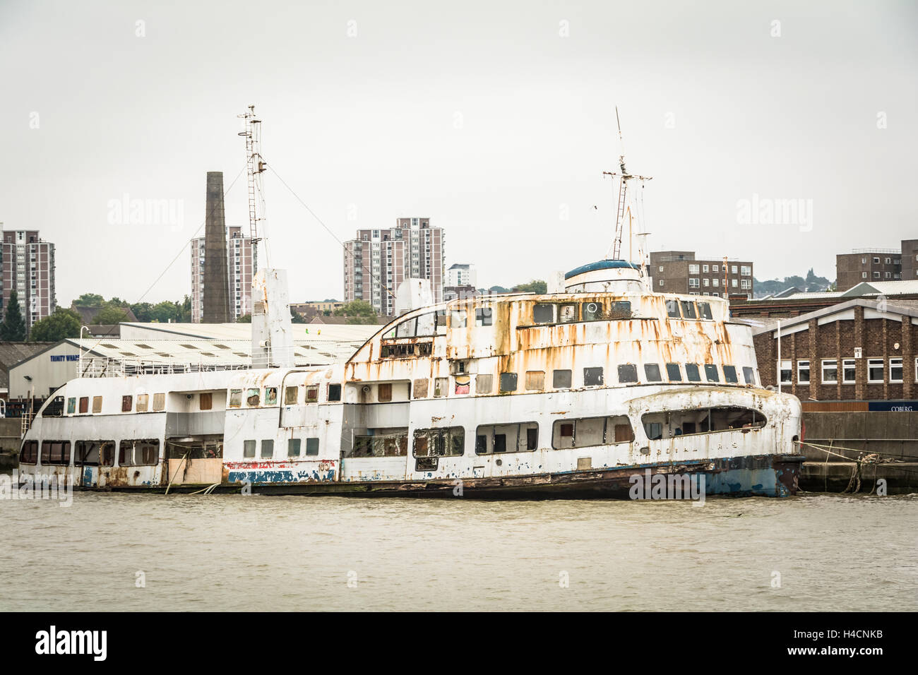 Un traghetto per passeggeri Royal Iris abbandonato e derelitto si siede Le rive del Tamigi arrugginiscono e attendono il suo destino Foto Stock
