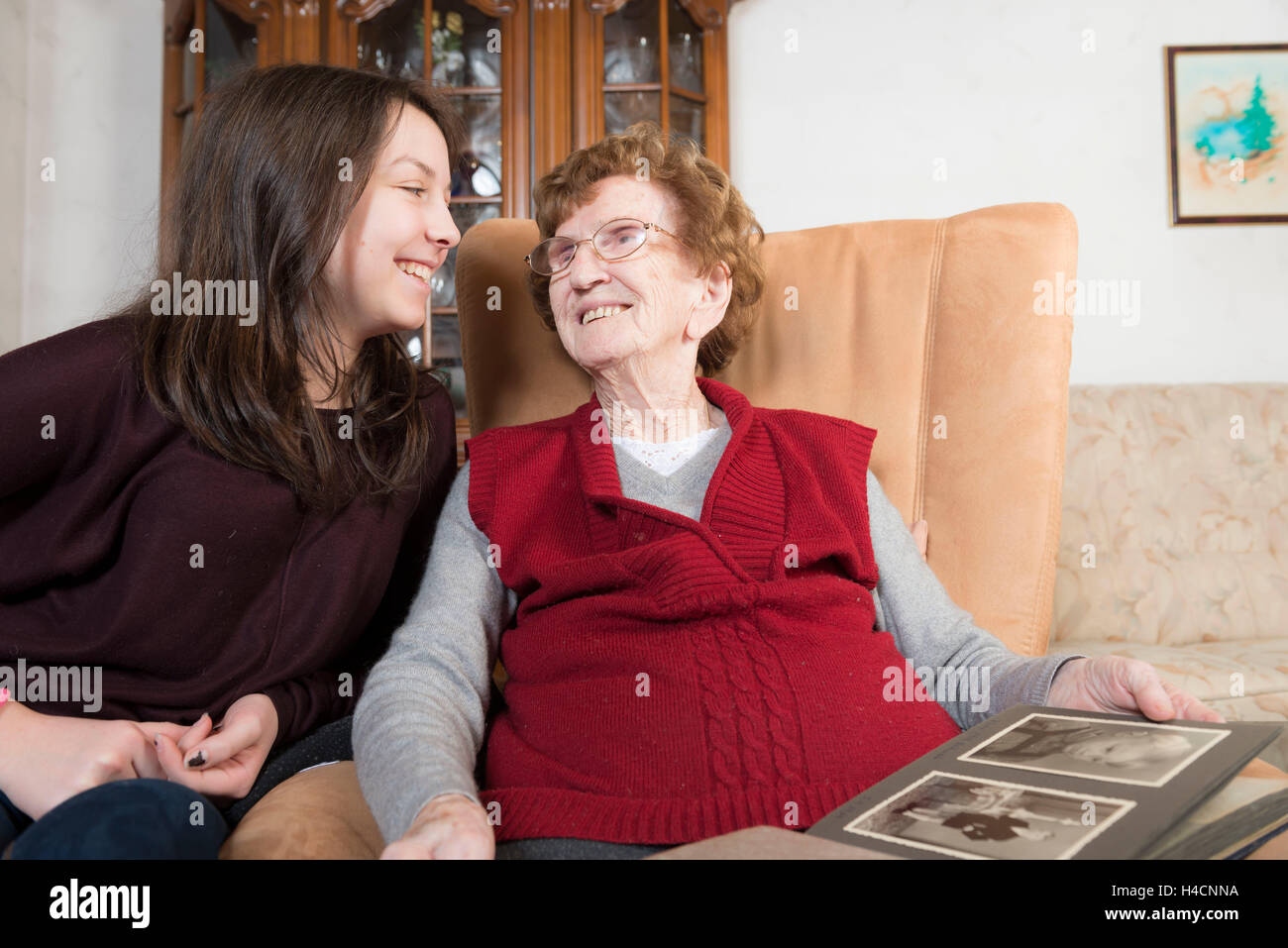 Il 95-anno-vecchia nonna guarda album di foto con il suo 14-anno-vecchio nipote, Foto Stock
