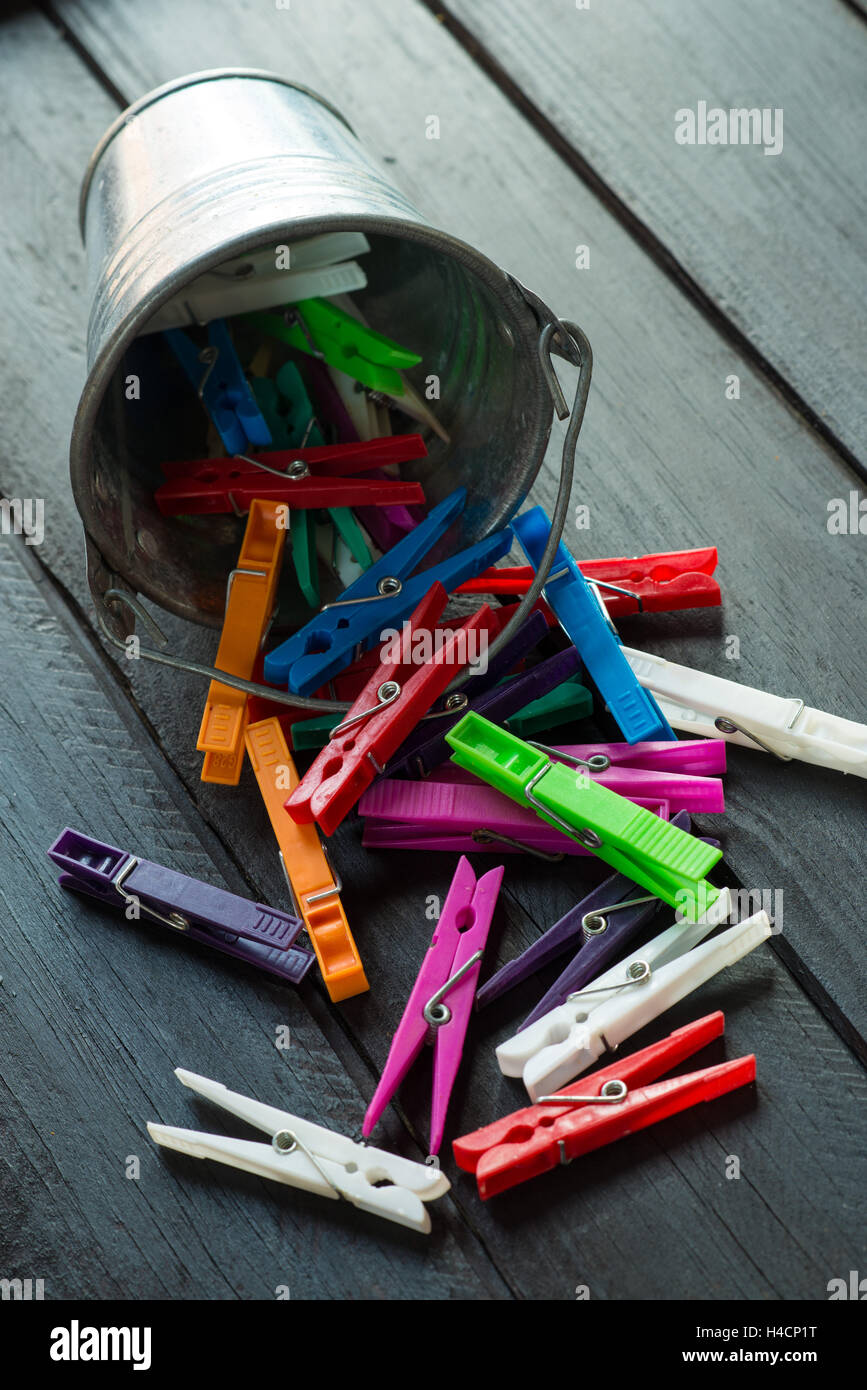 Fuoriuscita della benna clothespins su sfondo nero Foto Stock