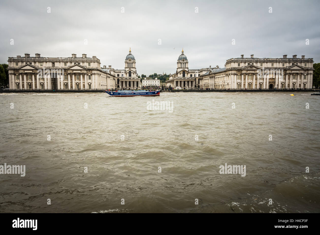 Il National Maritime Museum di Greenwich vista dal fiume Thames, London, England, Regno Unito Foto Stock