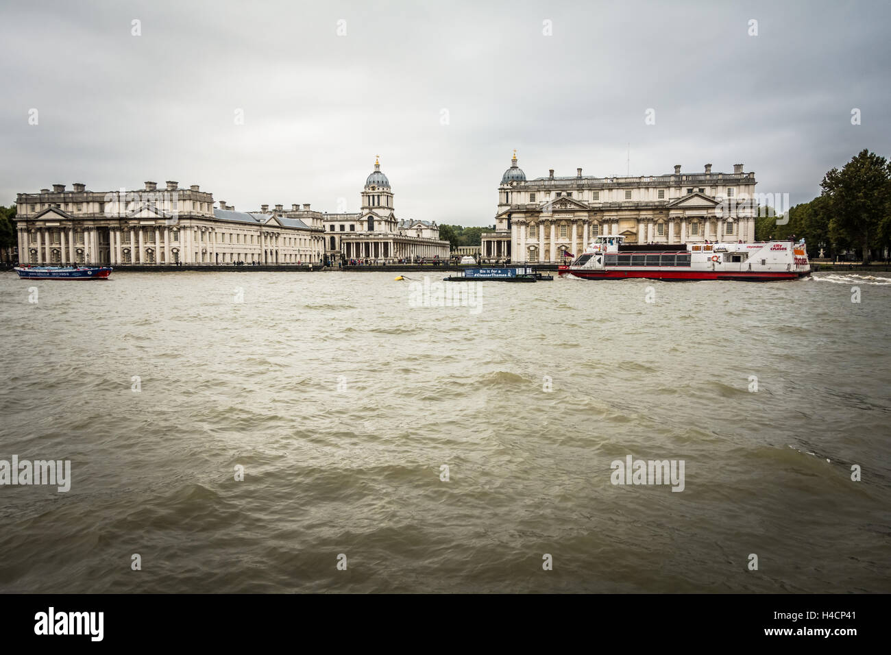 Il National Maritime Museum di Greenwich vista dal fiume Thames, London, England, Regno Unito Foto Stock