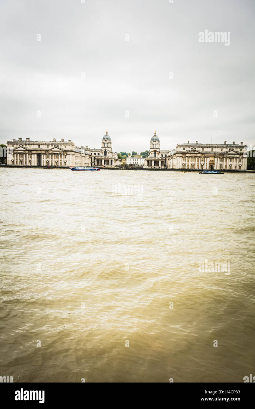 Il National Maritime Museum di Greenwich vista dal fiume Thames, London, England, Regno Unito Foto Stock