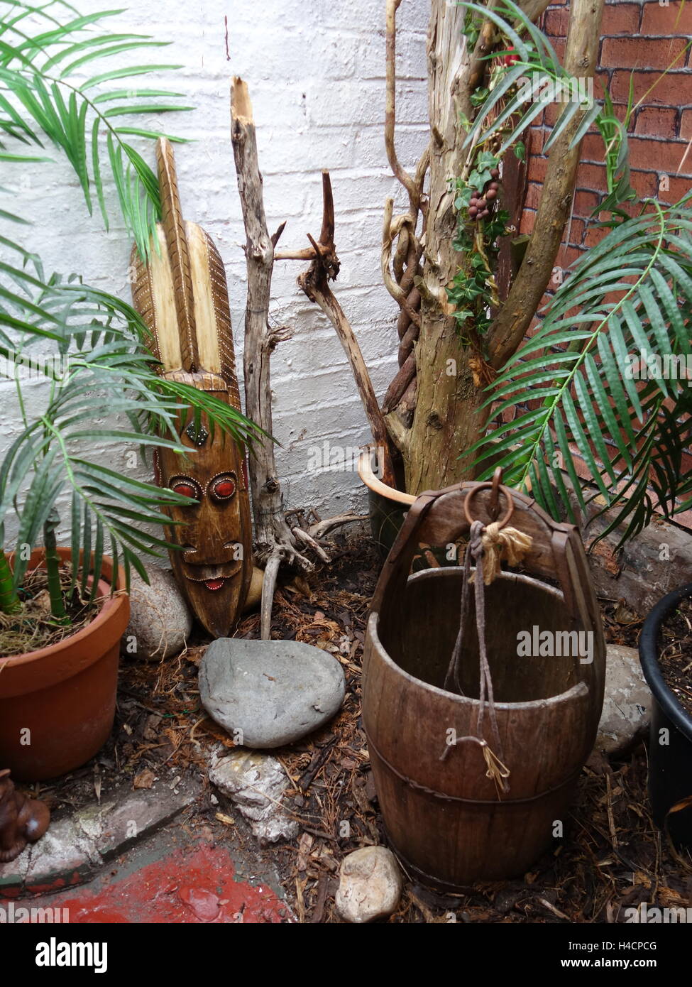 Un assortimento di insolita e manufatti tribali disposta contro una parete Foto Stock