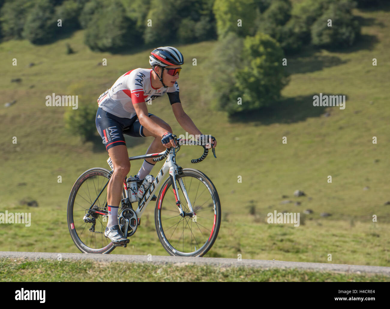 Simon Pellaud a la Vuelta Espagne sul Cole de Marie Blanque nei Pirenei francesi. Foto Stock