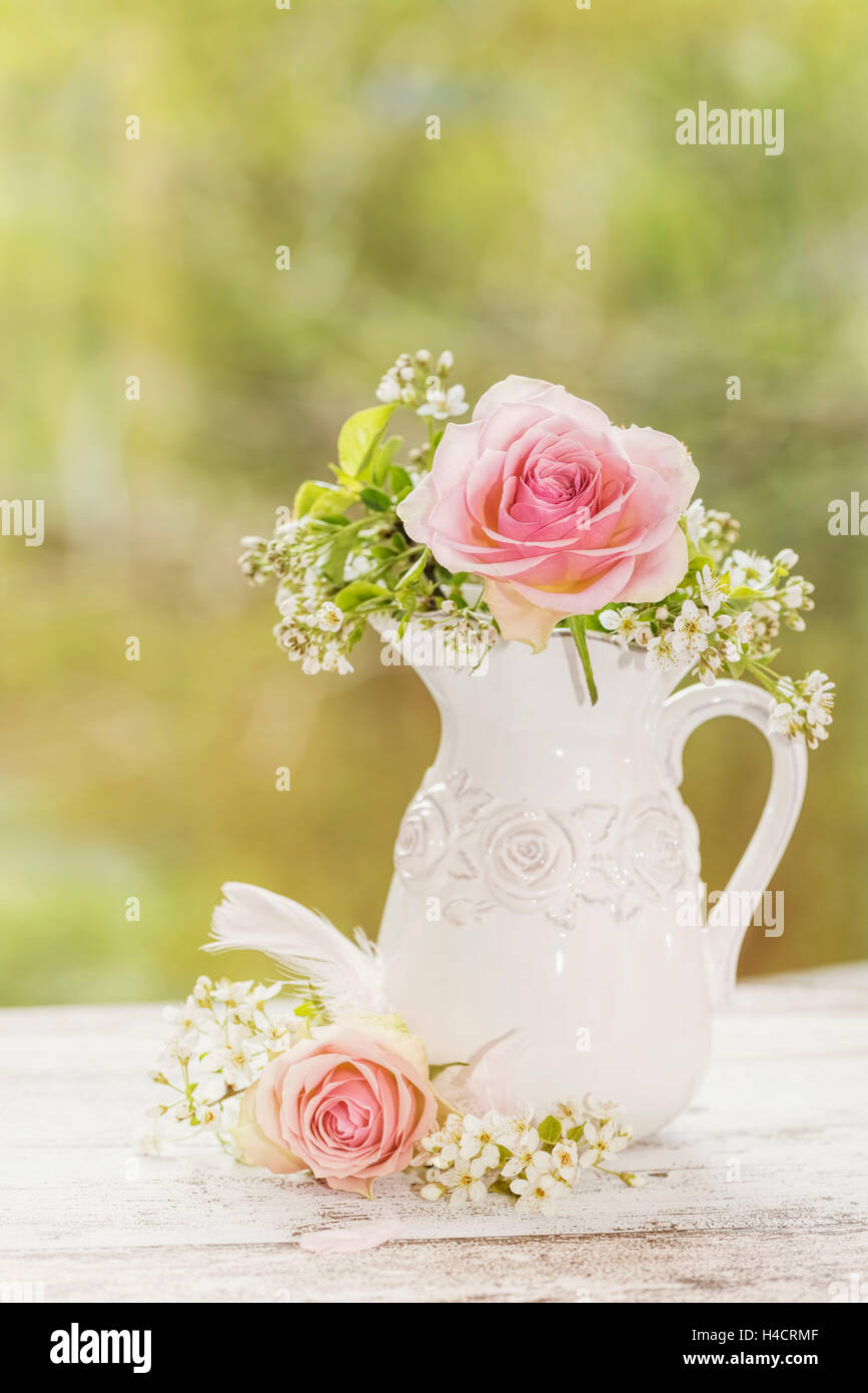 Caraffa, bianco, rose, Rose sboccia, bianco, piume, disposizione, tavola di legno, Foto Stock