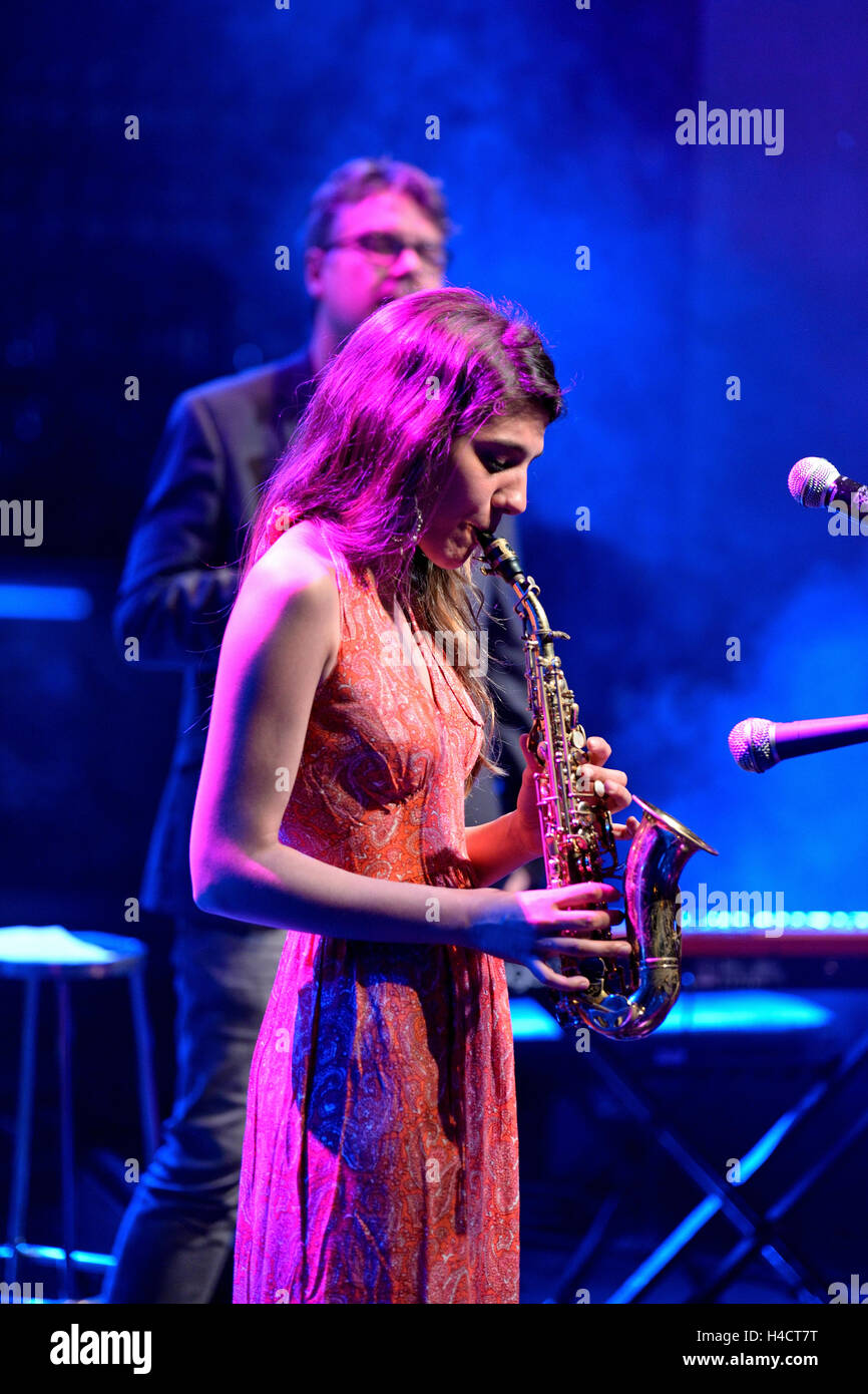 Barcellona - Apr 16: Eva Fernandez (gruppo jazz band) esegue a Luz de Gas club in aprile 16, 2015 a Barcellona, Spagna. Foto Stock