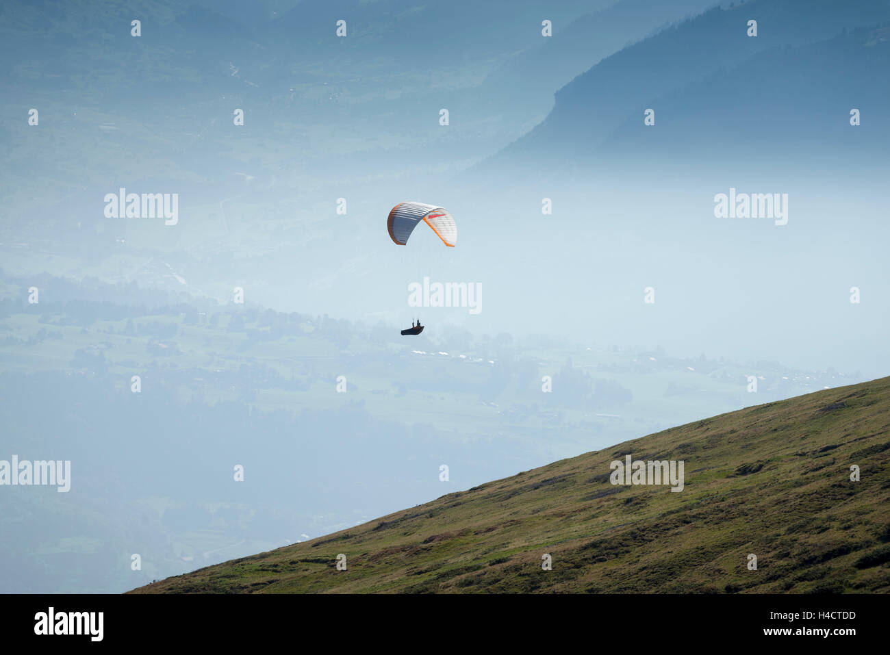 L'Europa, la Svizzera, piano di parapendio in corno basso, il lago di Thun Foto Stock