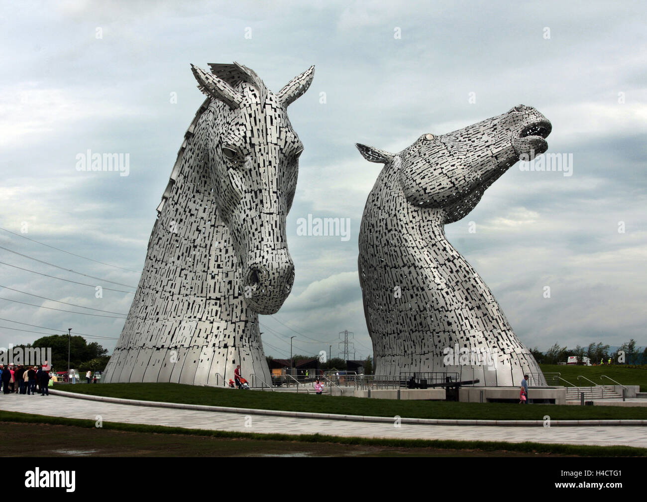 Il kelpie enormi sculture di cavalli al Parco di elica a Falkirk in Scozia. Essi sono opera di Andy Scott. Foto Stock