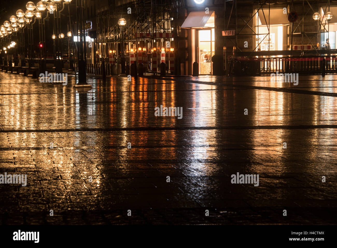 Illuminato Street nella città in una notte piovosa Foto Stock