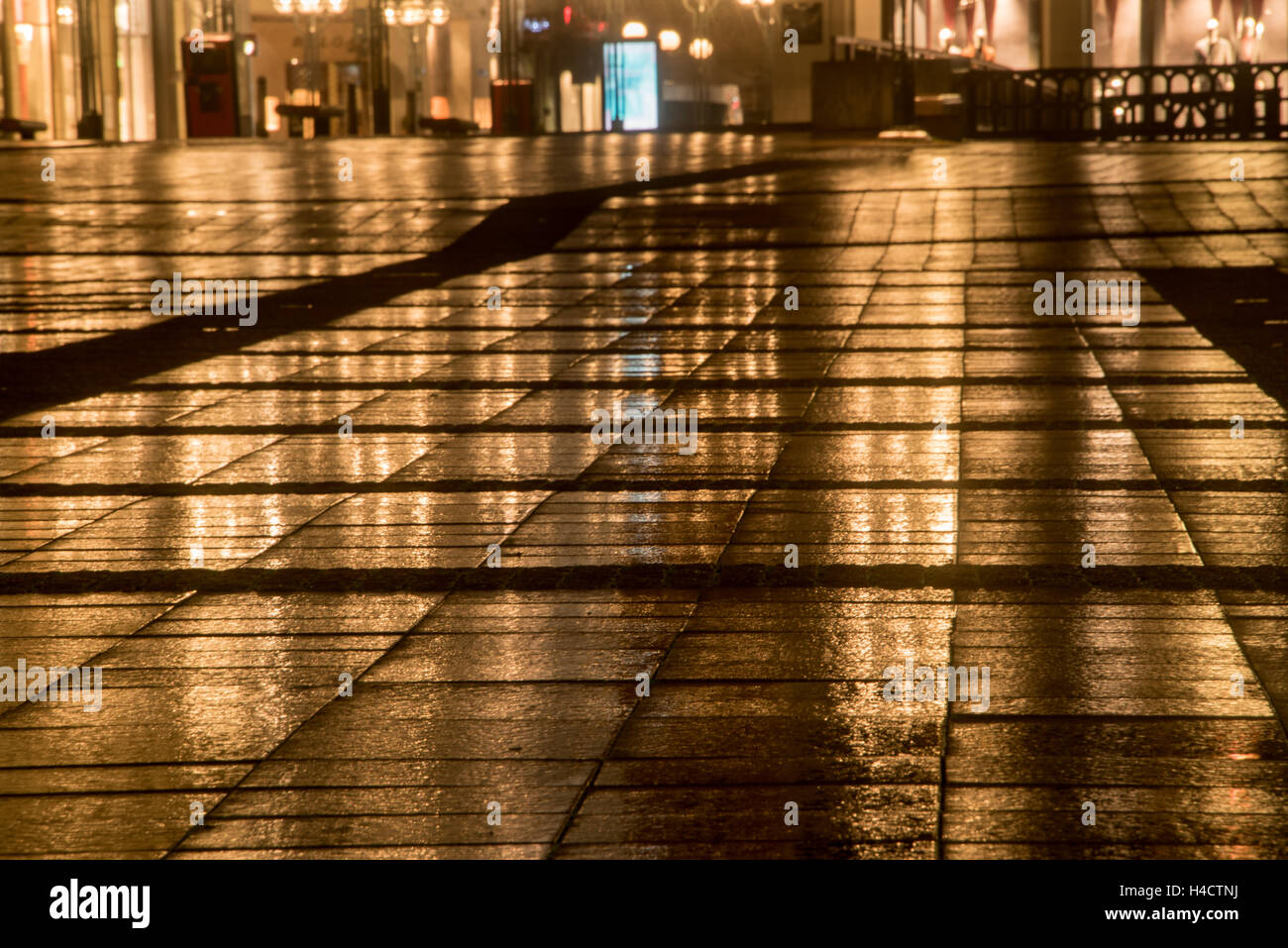 Illuminato in piazza la città in una notte piovosa Foto Stock