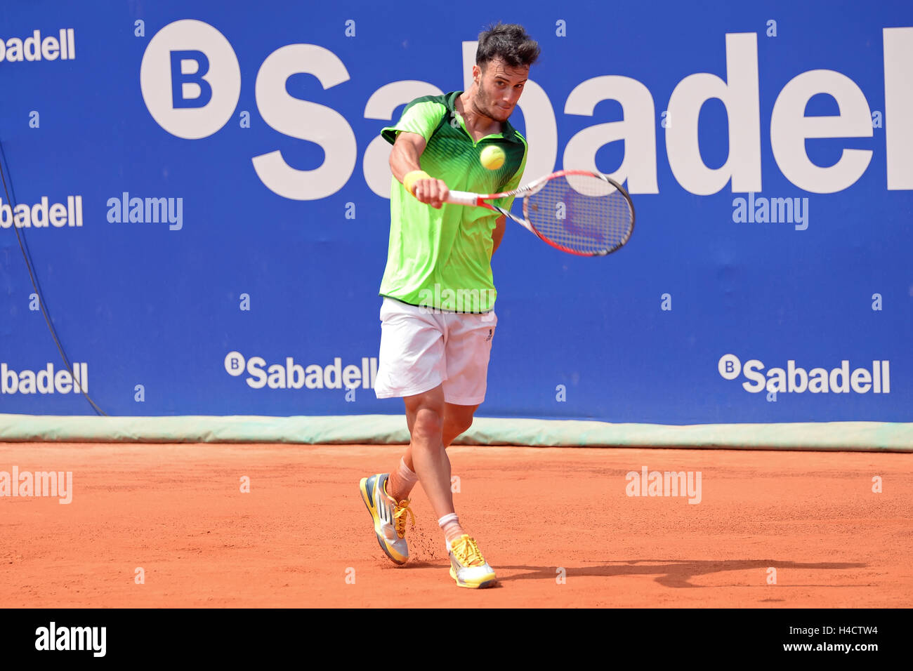 Barcellona - Apr 18: Javier Marti (spagnolo giocatore di tennis) svolge in  ATP Barcelona Open Banc Sabadell Conde de Godo tournament Foto stock - Alamy
