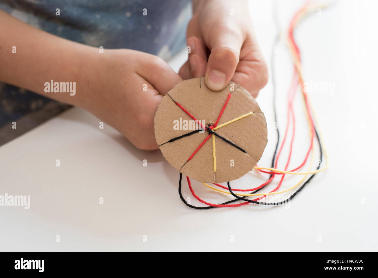 Facilmente: Bracciali lana fare artigianato Foto Stock