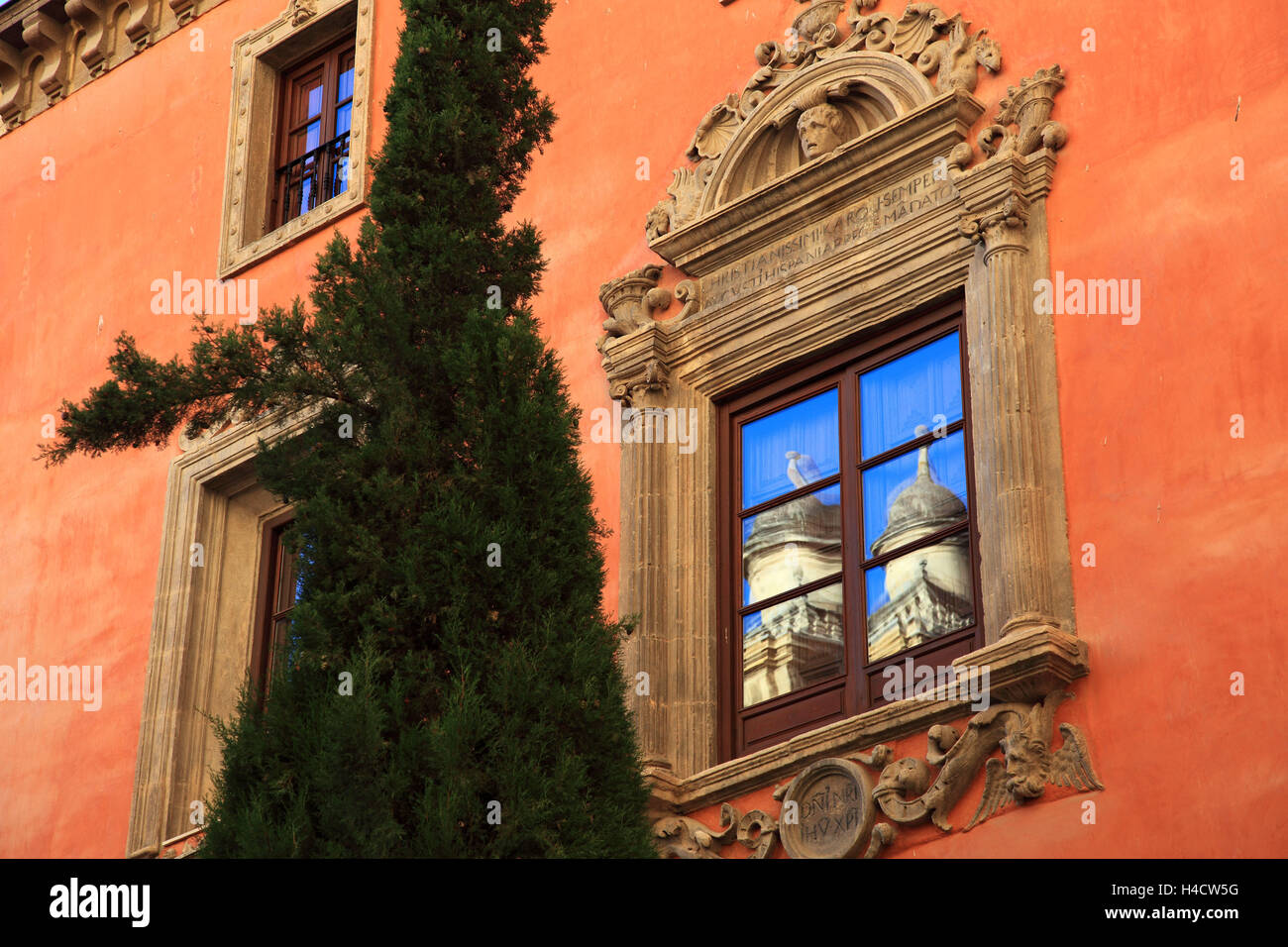 Spagna, Andalusia, Granada, casa in Plaza Alonso Cano confrontato con la cattedrale Foto Stock