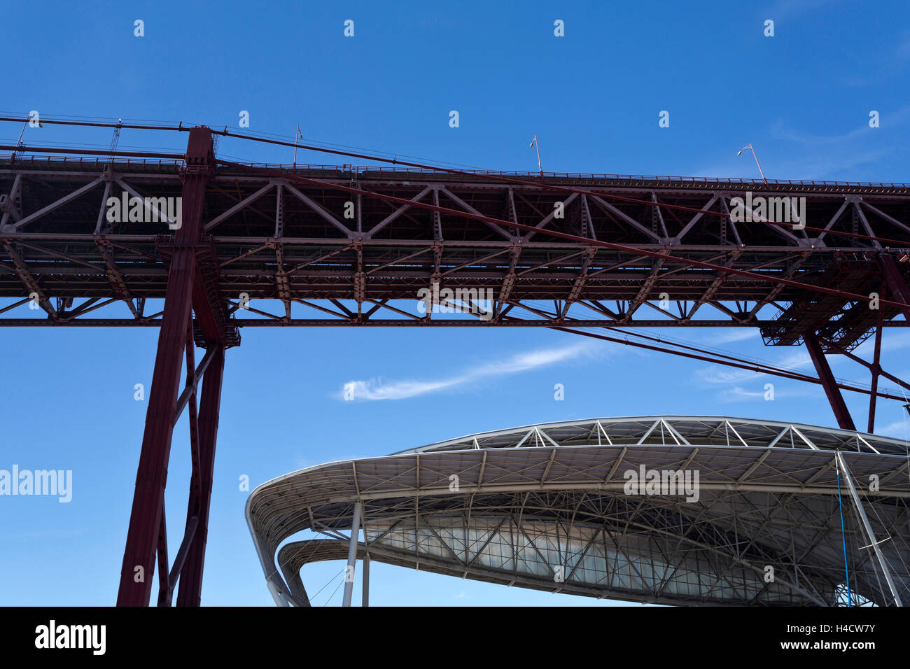 Vista di due iconico strutture metalliche, il XXV Aprile del ponte e il Campo da tennis sul tetto, a Lisbona, Portogallo Foto Stock