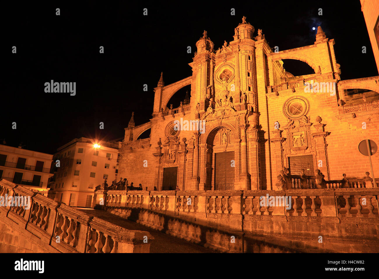 Spagna, Andalusia, Jerez de la Frontera in provincia di Cadice, la cattedrale Antigua Colegiata de San Savator di notte Foto Stock