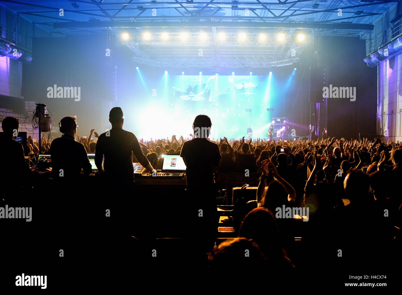 Barcellona - Apr 24: la folla in un concerto a Sant Jordi Club stadio su Aprile 24, 2015 a Barcellona, Spagna. Foto Stock