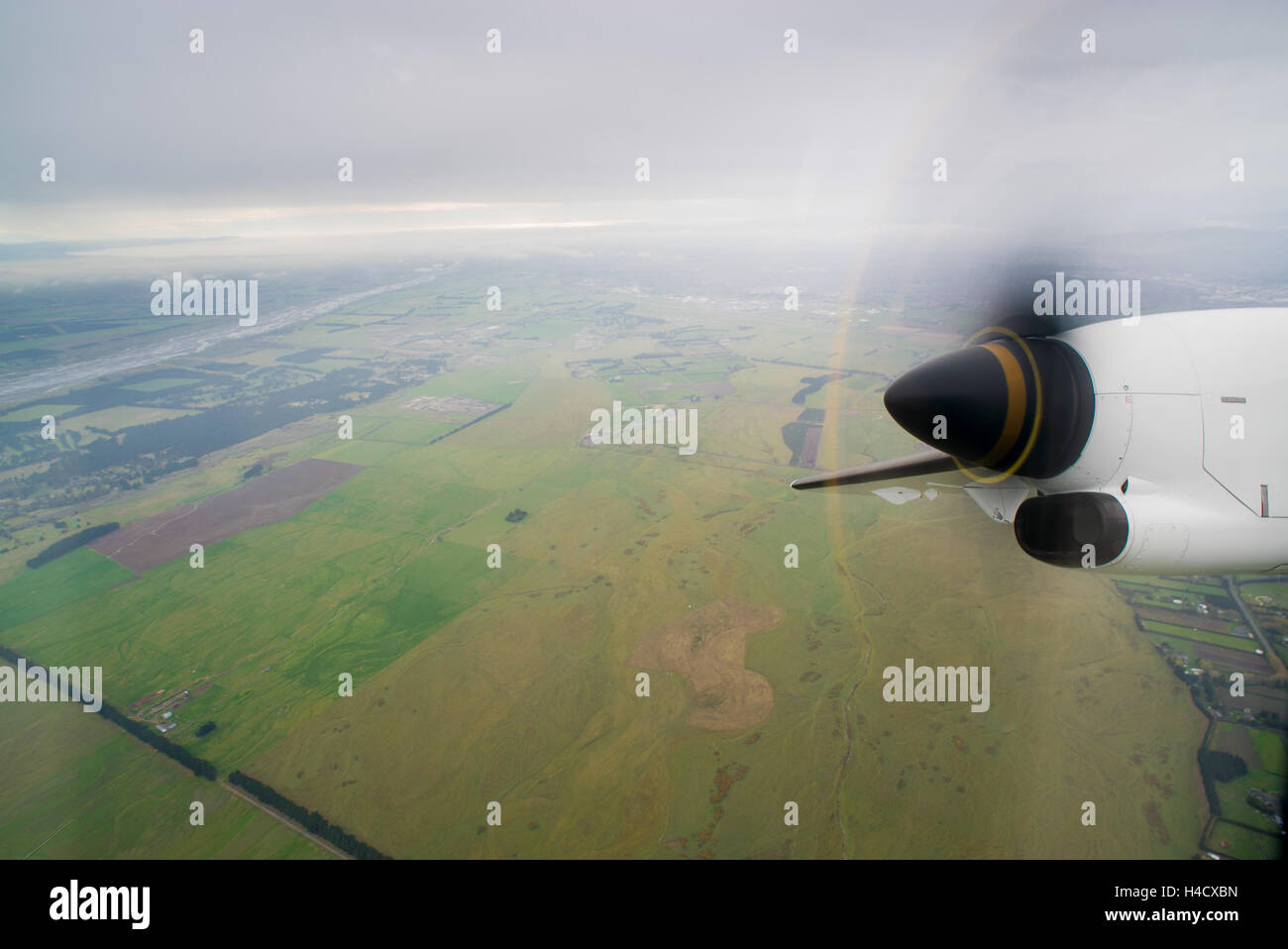 La finestra vista da un'Aria Nuova Zelanda Link / Mount Cook Airline ATR72-600 uscire da Christchurch, Nuova Zelanda Foto Stock