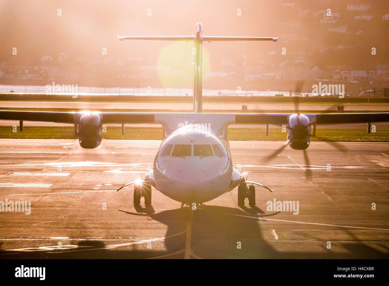 Un Aria Nuova Zelanda / Mount Cook Airline ATR72-600 arriva all'aeroporto internazionale di Wellington una serata primaverile Foto Stock