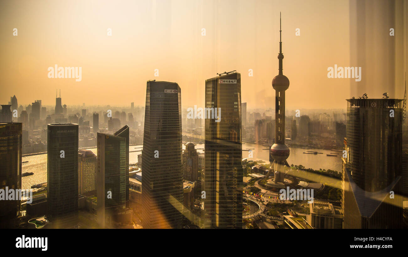 Asia, Cina Shanghai Oriental Pearl TV Tower, vista città Foto Stock
