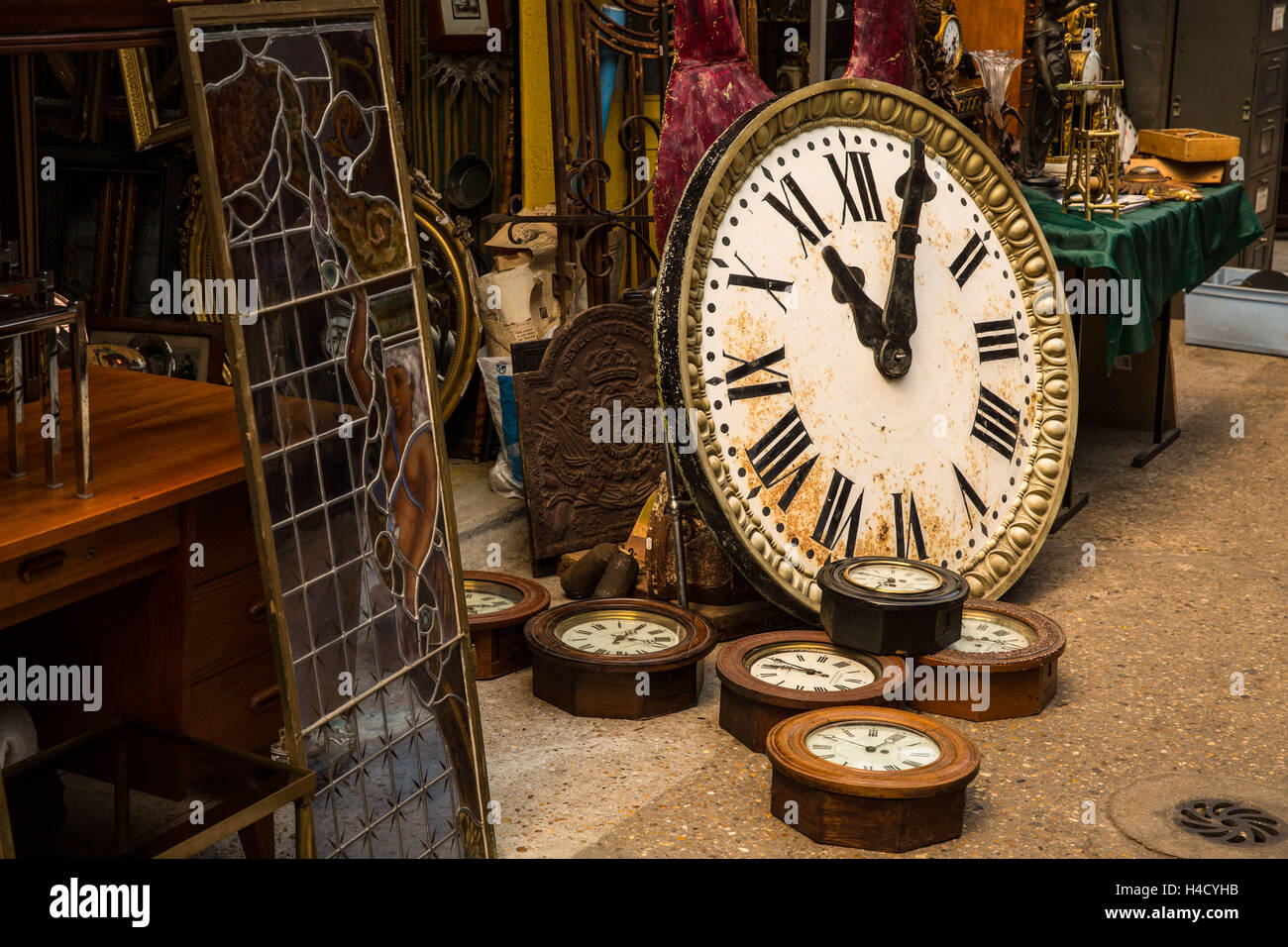 L'Europa, Francia, Parigi, il mercato delle pulci, Marché aux Puces de Clignancourt, Orologi Foto Stock