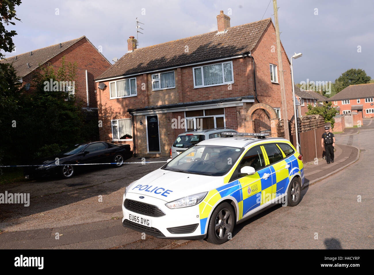 La polizia al di fuori di una casa in Harwich Road, Colchester, Essex, dopo un bambino è stato ucciso e un secondo bambino ferito in un attacco di cane. Foto Stock