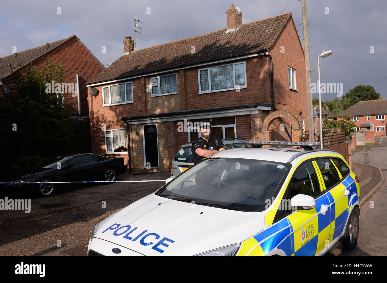 La polizia al di fuori di una casa sulla giunzione di Harwich Road con Tara vicino a Colchester, Essex, dopo un bambino è stato ucciso e un secondo bambino ferito in un attacco di cane. Foto Stock