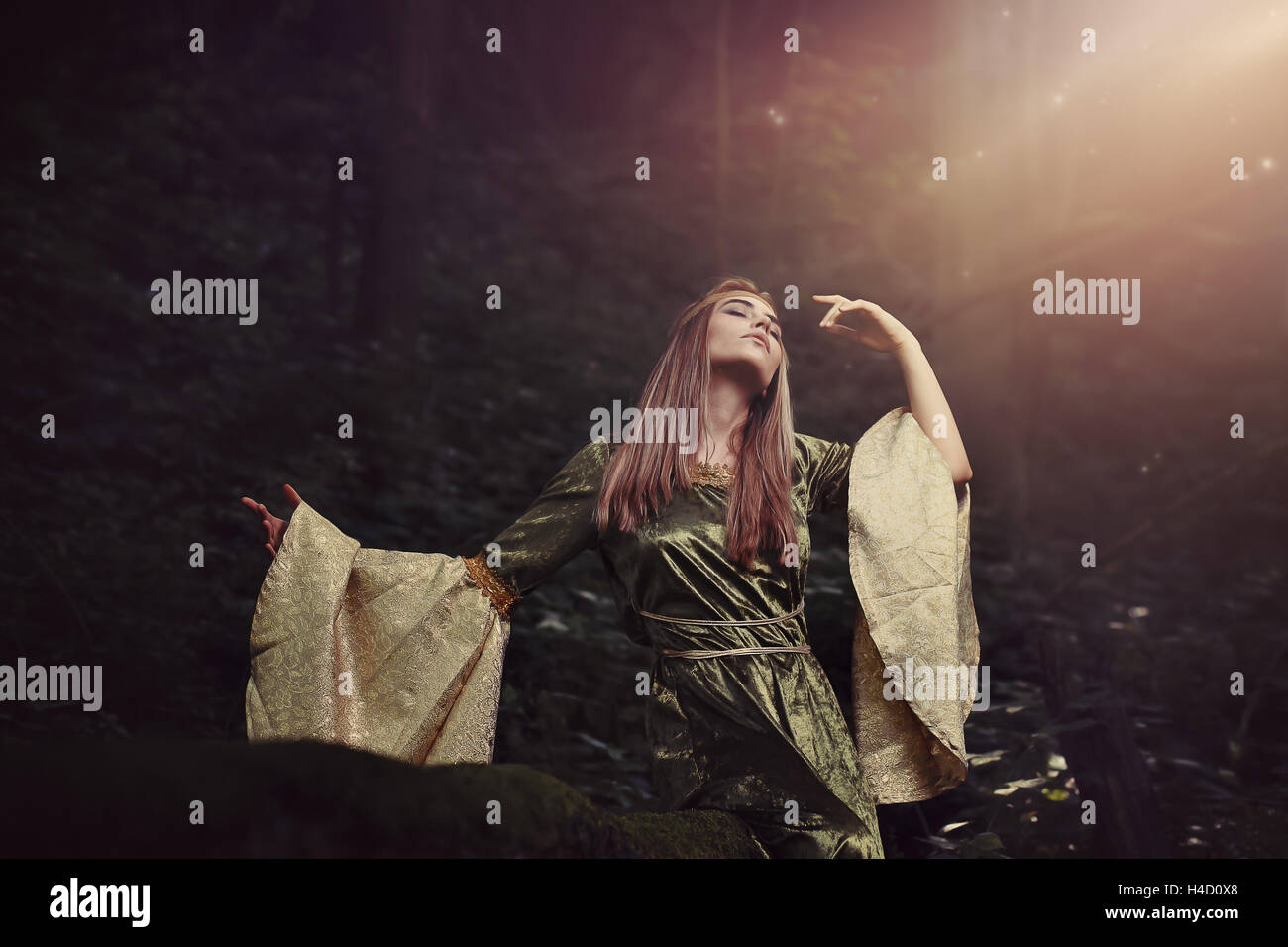 Fairy donna perse in un sogno di mezza estate. Il concetto di fantasia Foto Stock