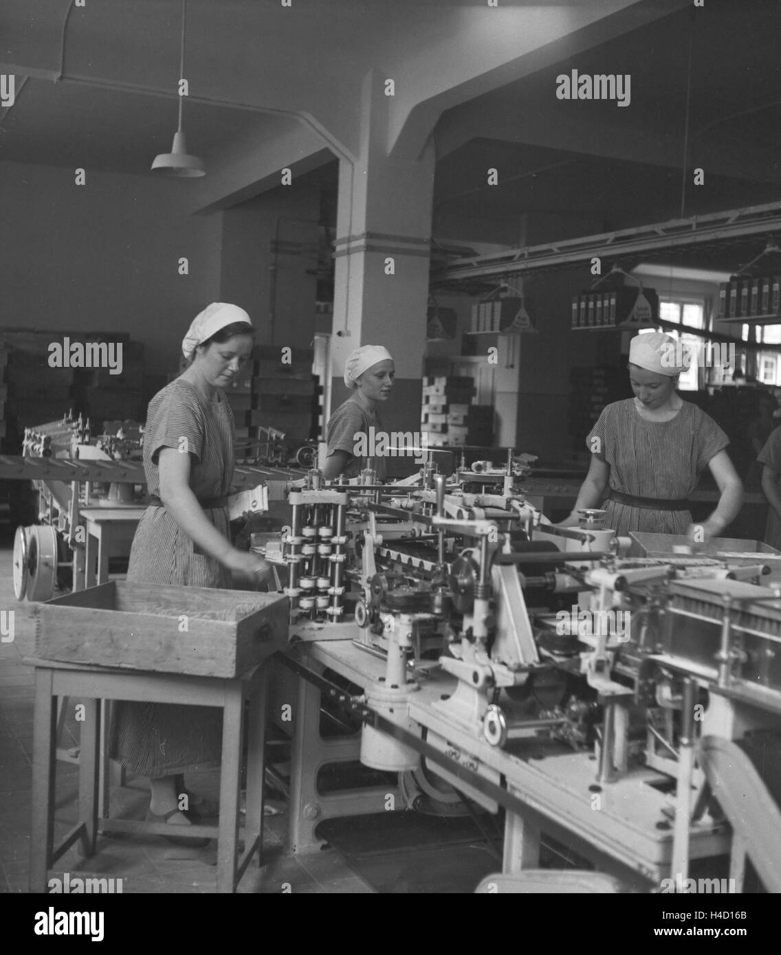 Frauen arbeiten in einer Fabrik, Deutschland 1930er Jahre. Le donne a lavorare in una fabbrica, Germania 1930s. Foto Stock