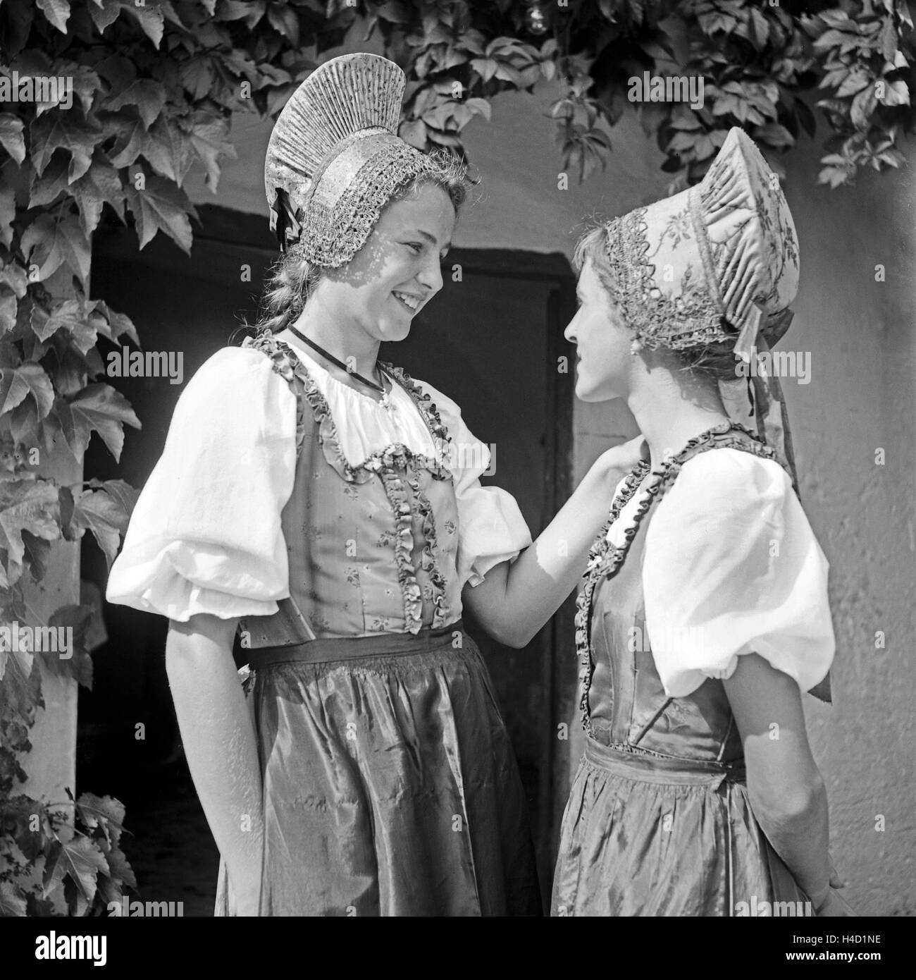 Zwei junge Damen in der Tracht der Wachau in Österreich, 1930er Jahre. Due giovani donne che indossano la matrice dell'area di Wachau in Austria, 1930s. Foto Stock