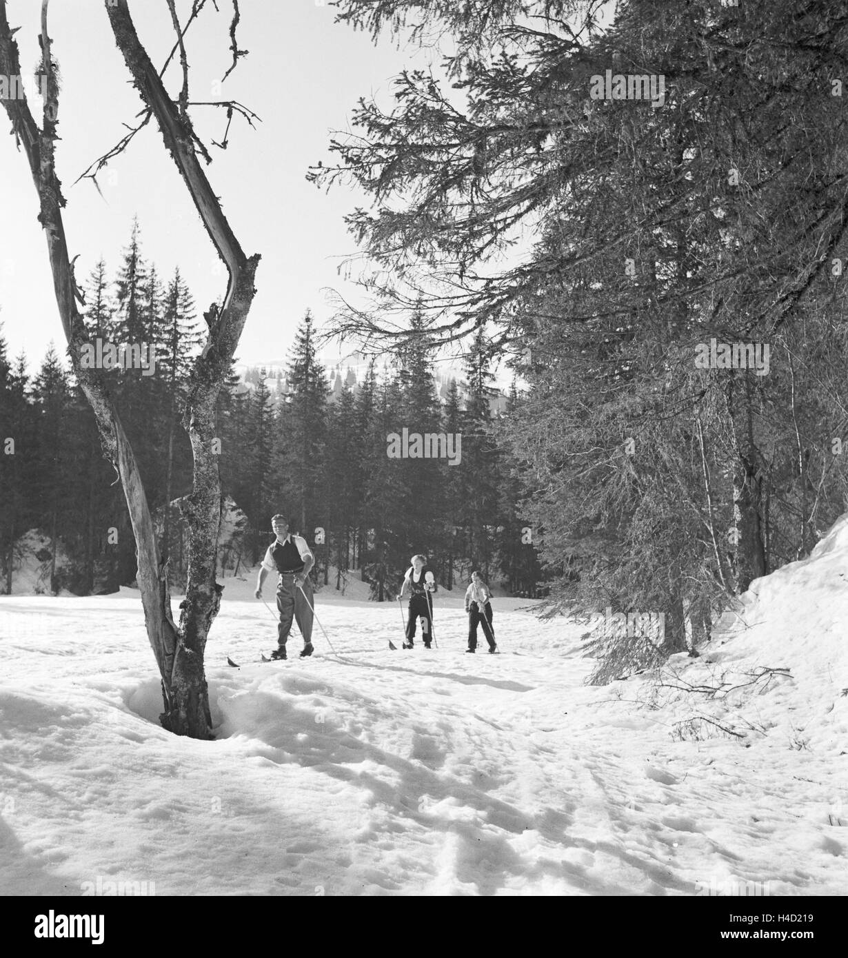 Ein Ausflug in ein Skigebiet in Bayern, Deutsches Reich 1930er Jahre. Un viaggio in una regione di sci in Baviera, Germania 1930s. Foto Stock