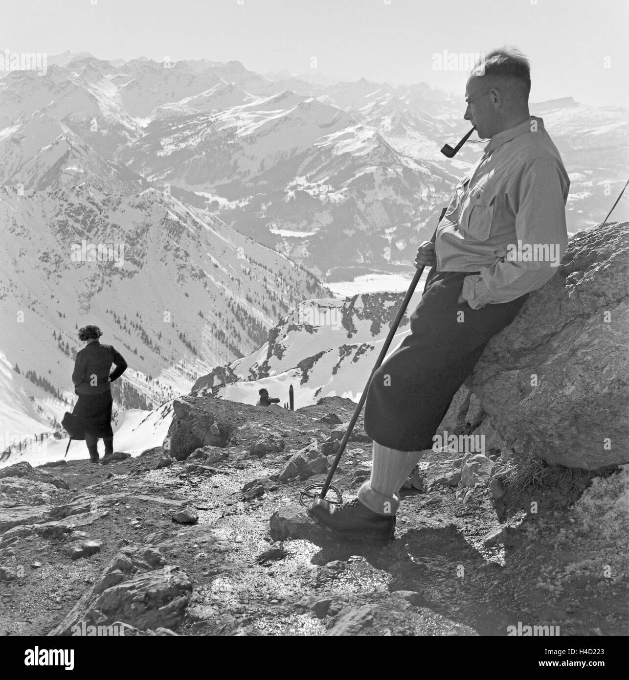 Ein Ausflug in ein Skigebiet in Bayern, Deutsches Reich 1930er Jahre. Un viaggio in una regione di sci in Baviera, Germania 1930s. Foto Stock