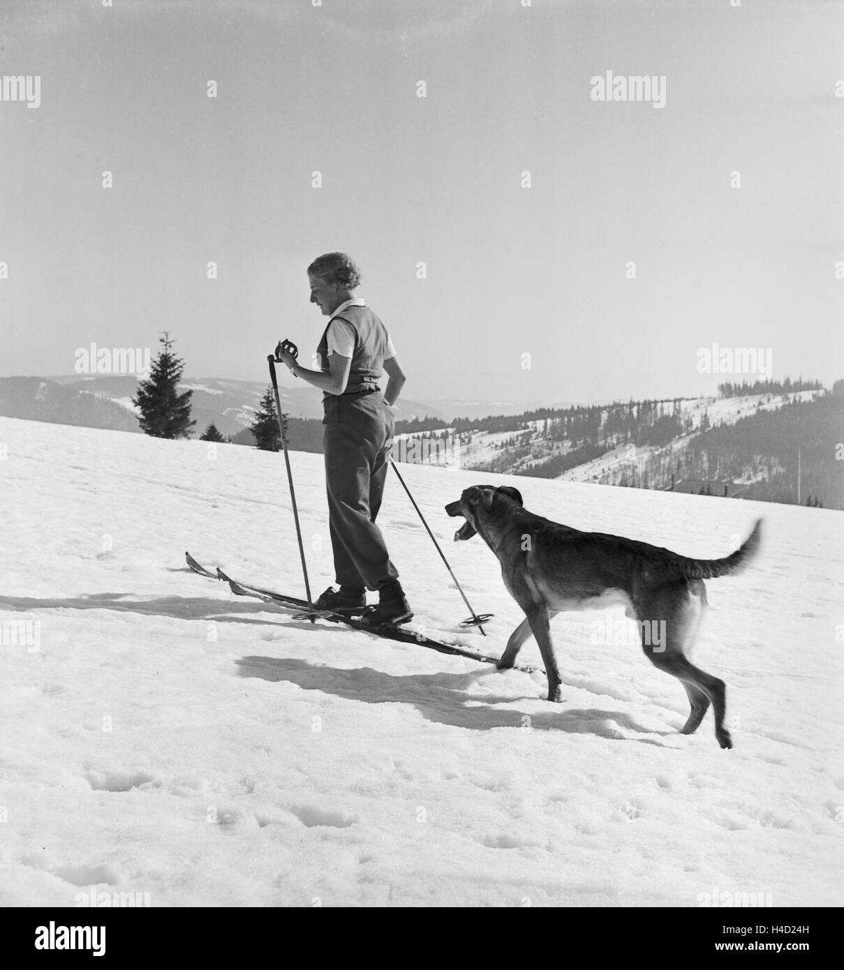 Ein Ausflug in das Skigebiet Reheberg im Erzgebirge, Deutsches Reich 1930er Jahre. Un'escursione per la regione sciistica di Reheberg nelle montagne Erz, Germania 1930s. Foto Stock