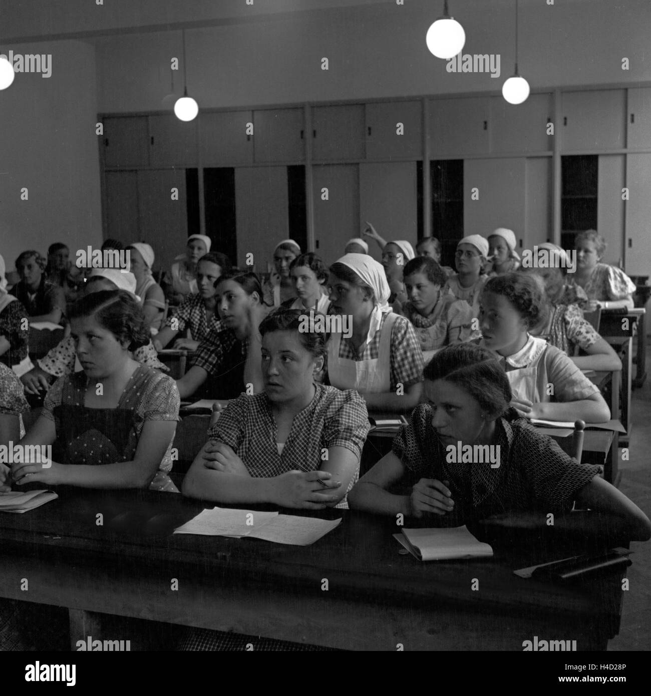 Il BdM Mädchen beim Unterricht in der Haushaltungsschule Greifenberg, Deutschland 1930er Jahre. Il BdM ragazze in formazione la lezione a livello interno la scienza scuola a Greifenberg, Germania 1930s. Foto Stock