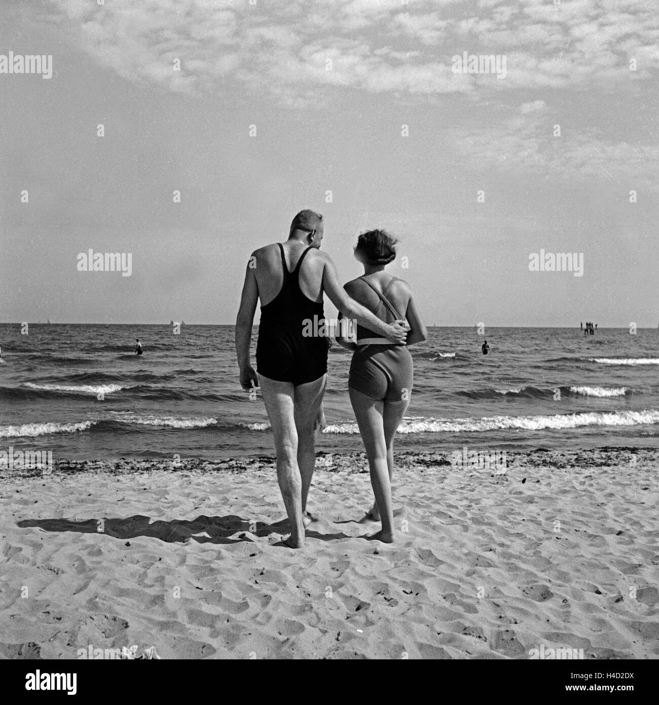 Ein Mann und eine Frau am Strand der Ostsee im Badeanzug, Deutschland 1930er Jahre. Un uomo e una donna sulla spiaggia del Mar Baltico vicino a Danzica, Germania 1930s. Foto Stock