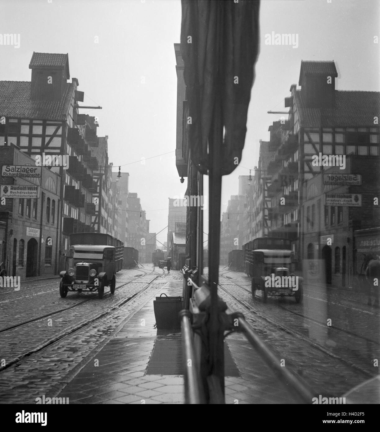Regennasse Straße a Danzica, Deutschland 1930er Jahre. Street a Danzica in un giorno di pioggia, Germania 1930s. Foto Stock