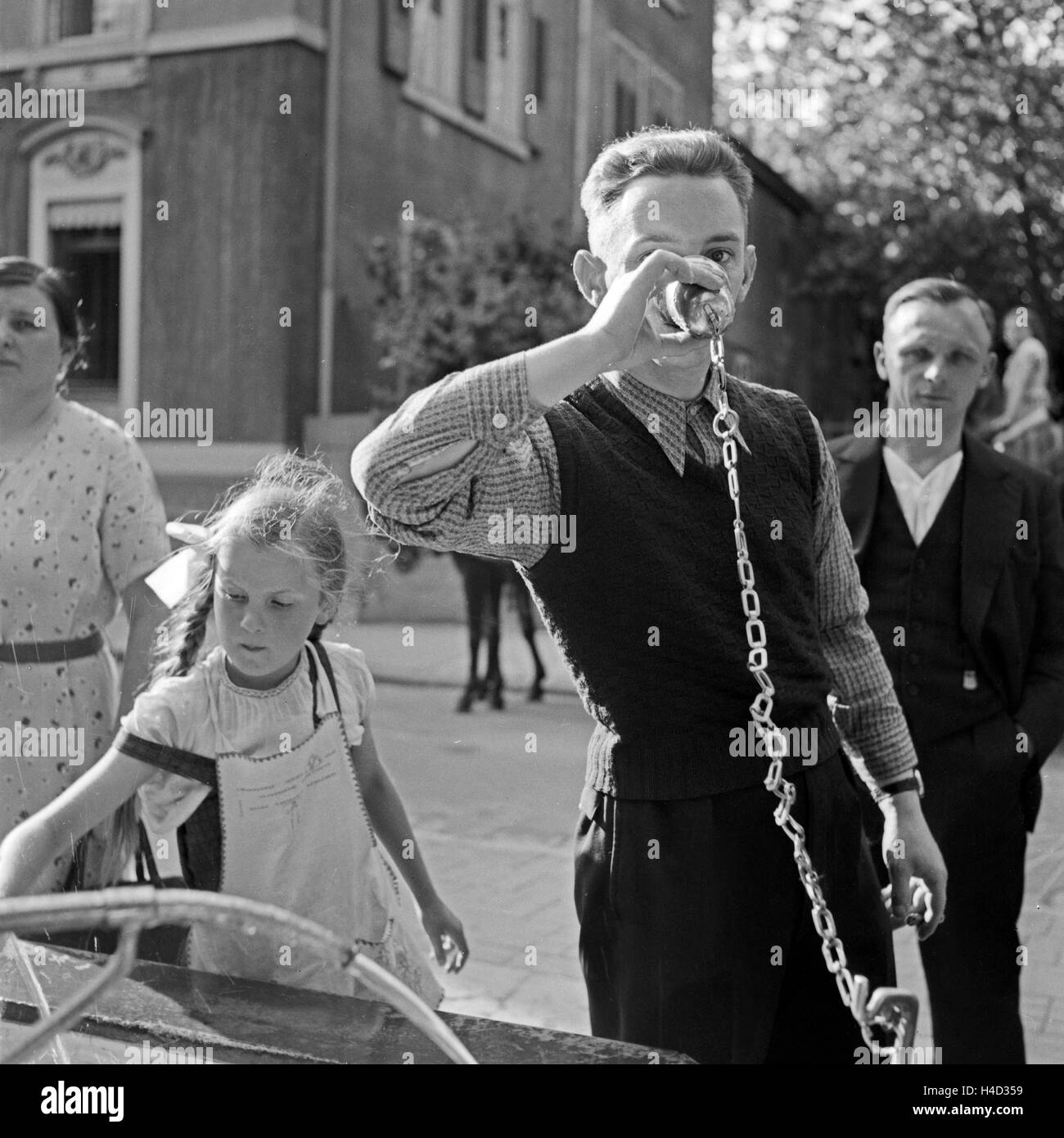 Kurgäste trinken gesundes Wasser aus einem Brunnen a Bad Cannstatt, Deutschland 1930er Jahre. Gli ospiti spa benessere bere acqua da un pozzo a Bad Cannstatt, Germania 1930s. Foto Stock