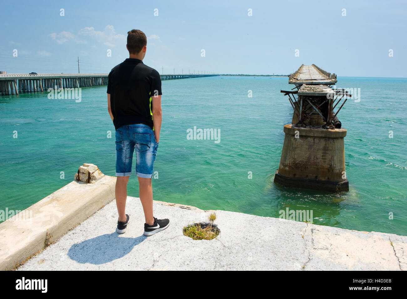 Un teenager è guardare il vecchio Bahia Honda ponte ferroviario a Bahia Bay State Park sulla Florida Keys Foto Stock