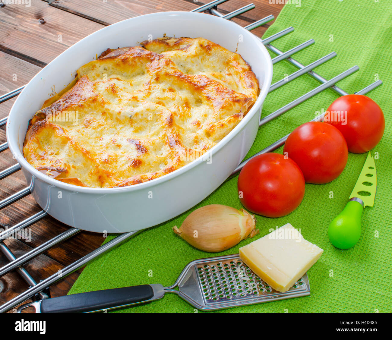 Lasagne alla bolognese in una teglia, pomodoro e formaggio parmagio Foto Stock