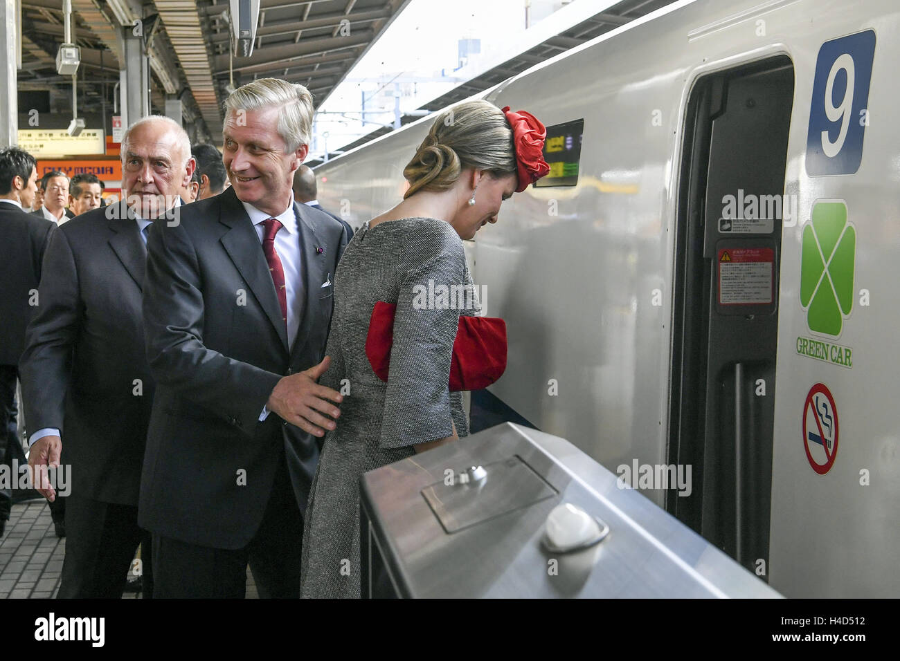 Re Philippe - Filip del Belgio e della regina Mathilde del Belgio nella foto durante il loro viaggio in treno shinkanzen di Nagoya il giorno 4 di una visita di stato in Giappone del belga Royals, giovedì 13 ottobre 2016, a Nagoya, Giappone. BELGA PISCINA FOTO FRED SIERAKOWSKI Foto Stock