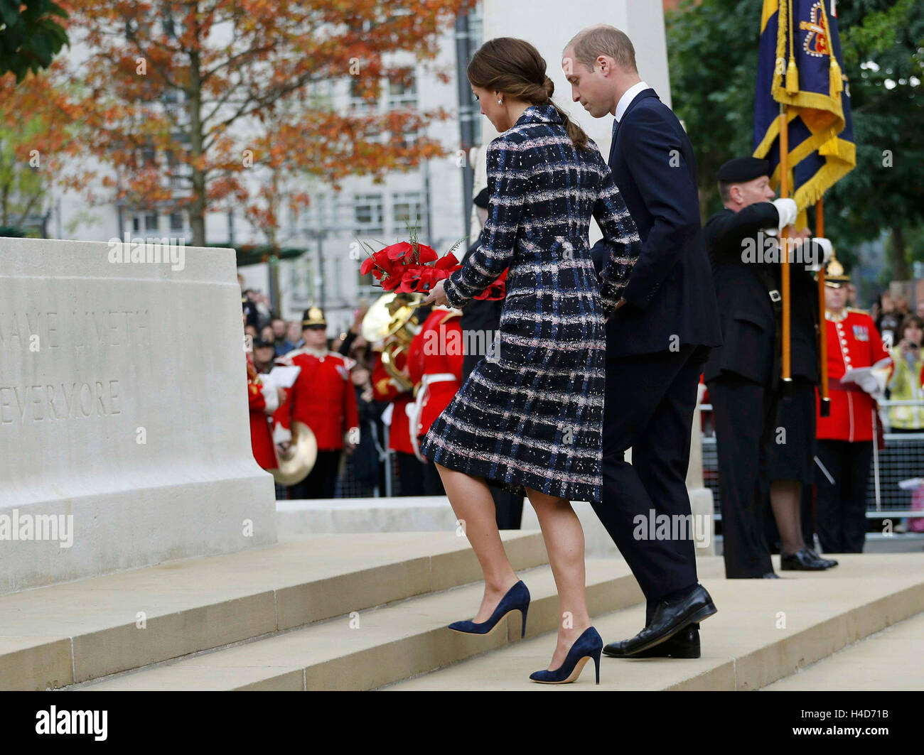 Il Duca e la Duchessa di Cambridge assistere ad una pavimentazione in pietra cerimonia per Victoria Cross i destinatari a Manchester il Cenotafio durante una giornata di impegni a Manchester. Foto Stock