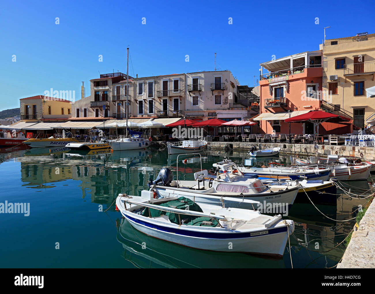 Creta, porto Rethymno, stivali nel porto veneziano Foto Stock