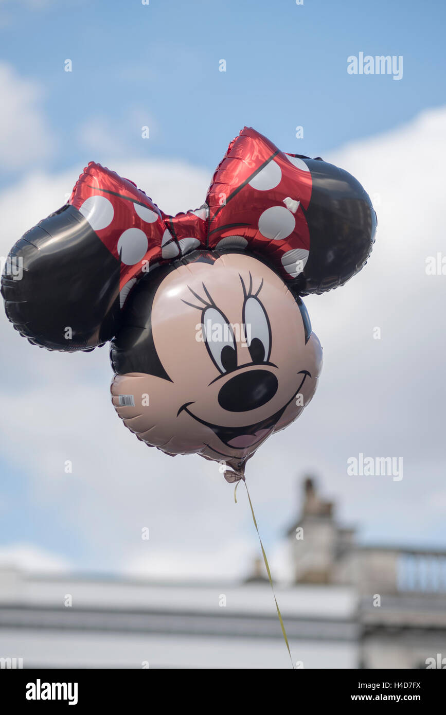 Gonfiato Minnie Mouse elio-palloncino riempito in una stringa Foto Stock