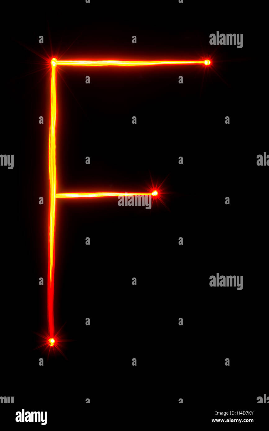 Rosso luce sottile pittura lettera F su sfondo nero Foto Stock