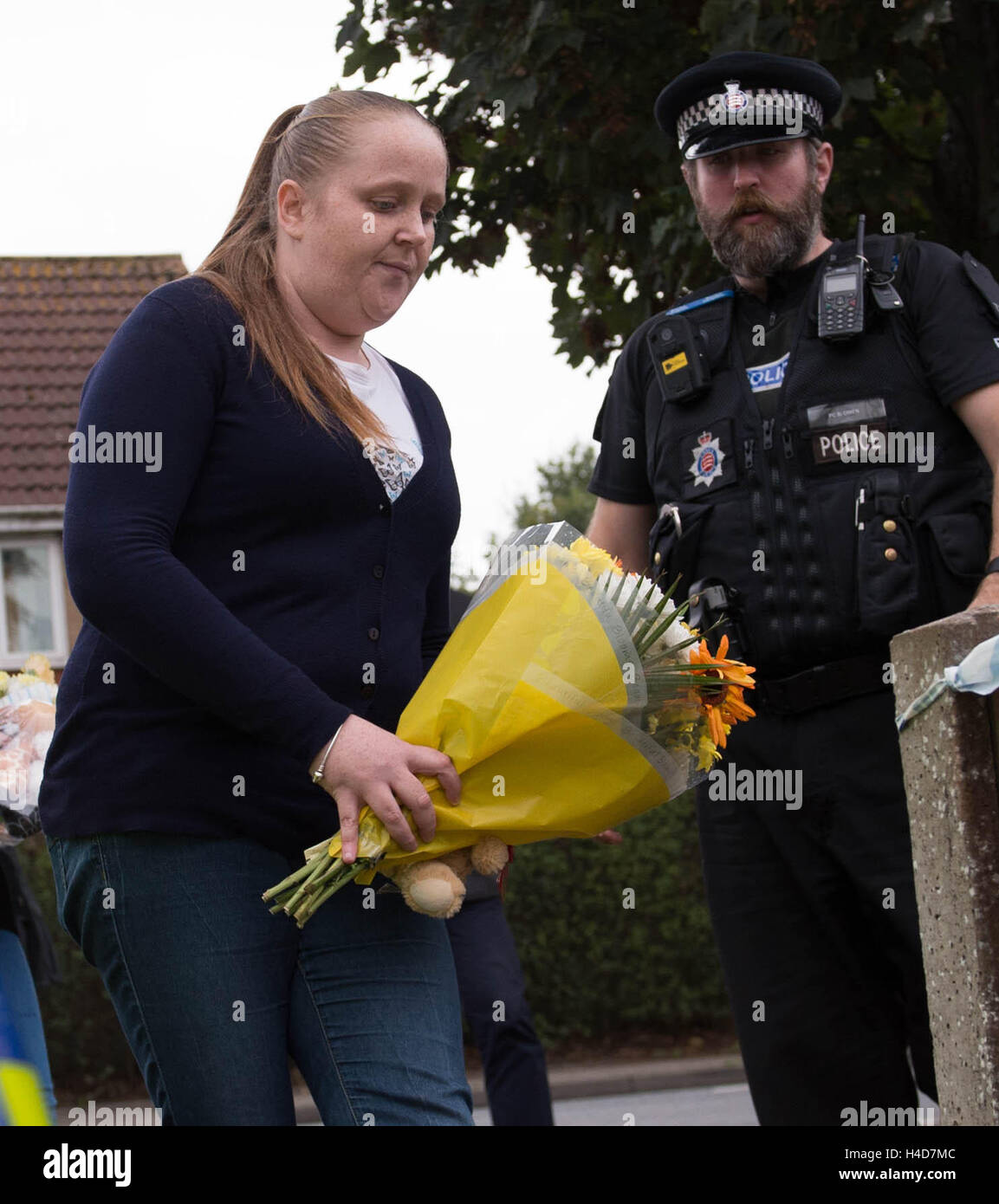Omaggi floreali sono lasciati al di fuori di una casa sulla giunzione di Harwich Road con Tara vicino a Colchester, Essex, dopo un bambino è stato ucciso e un secondo bambino ferito in un attacco di cane. Foto Stock